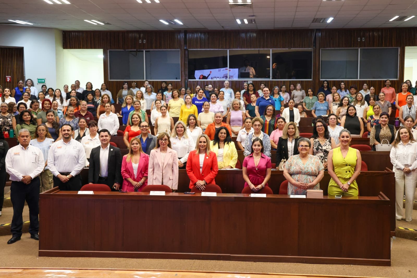 Mujeres universitarias fortalecen liderazgo en taller de la UAT