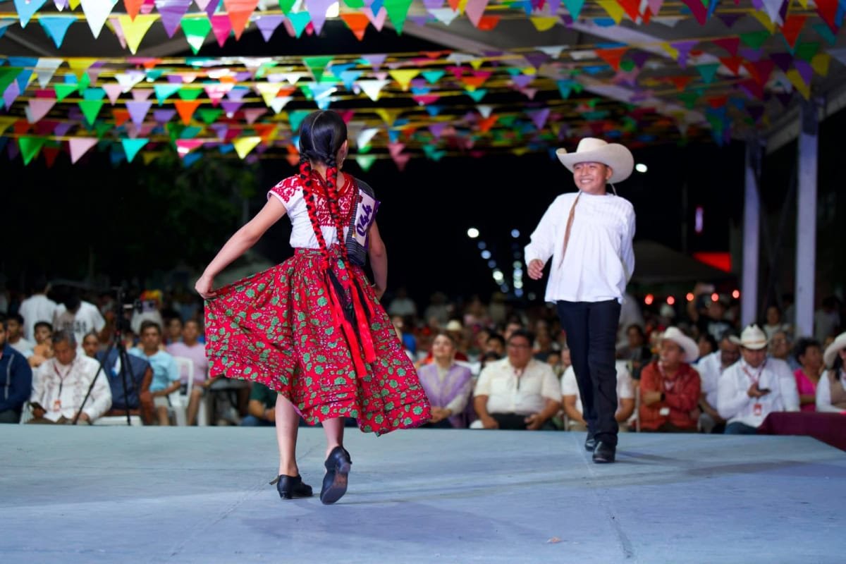 González vibra al ritmo de 261 parejas en el Festival del Huapango Huasteco
