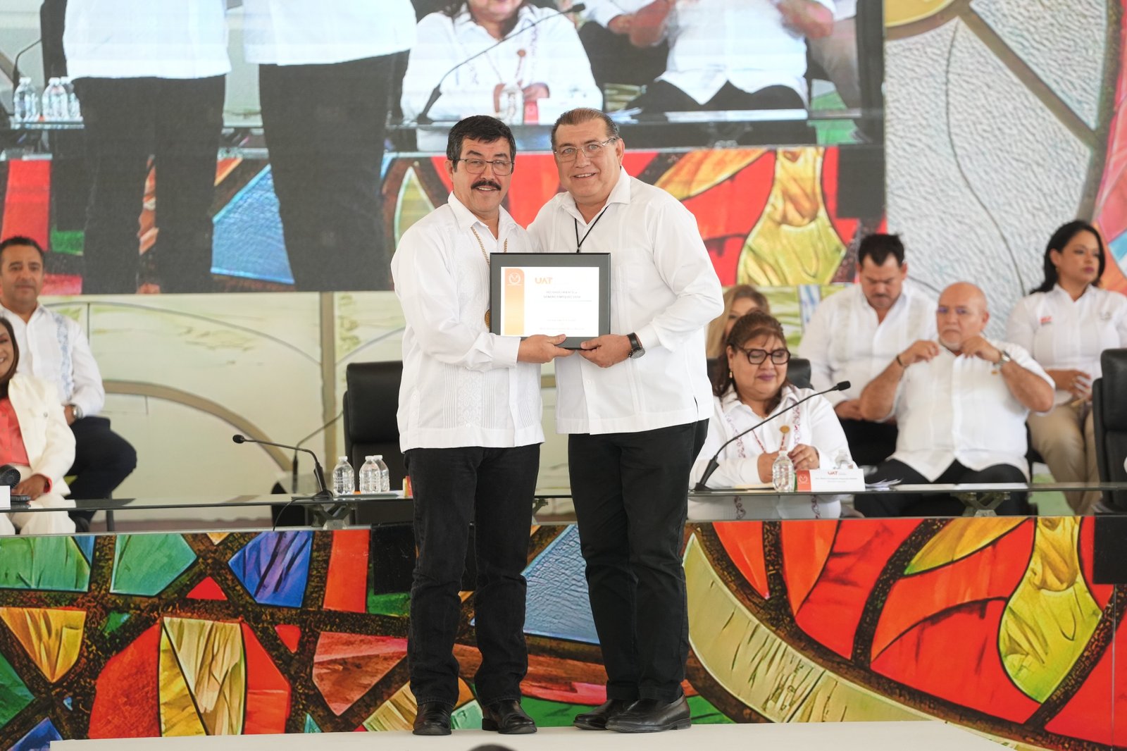 Universidad reconoce la dedicación de 215 docentes por su trayectoria académica