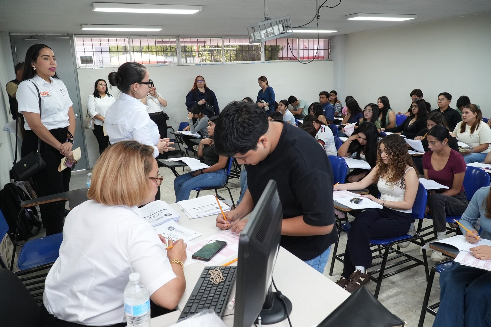 Miles de aspirantes presentan examen para ingresar a la Universidad Autónoma de Tamaulipas
