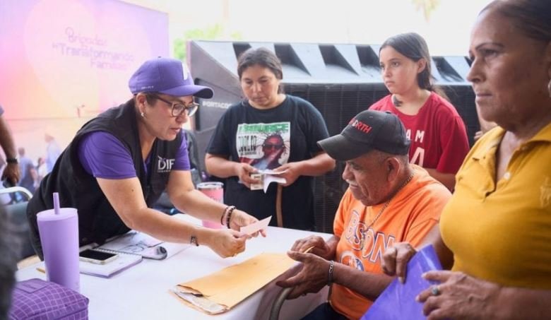 Brigada Transformando Familias acerca apoyos a habitantes de González